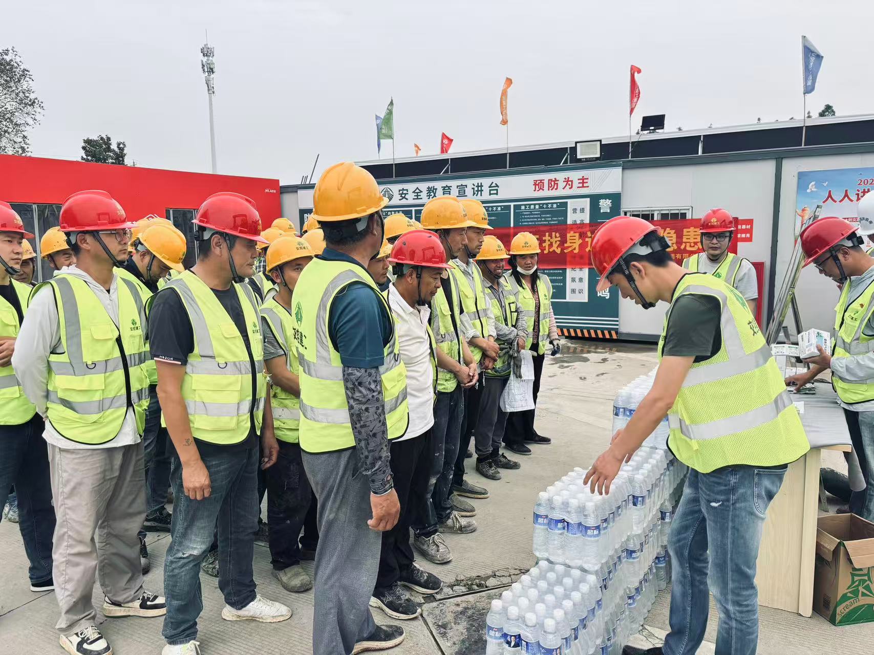 情系一线送清凉 眷注慰问暖人心丨乐天堂fun88建工集团所属项目开展“夏日送清凉”运动